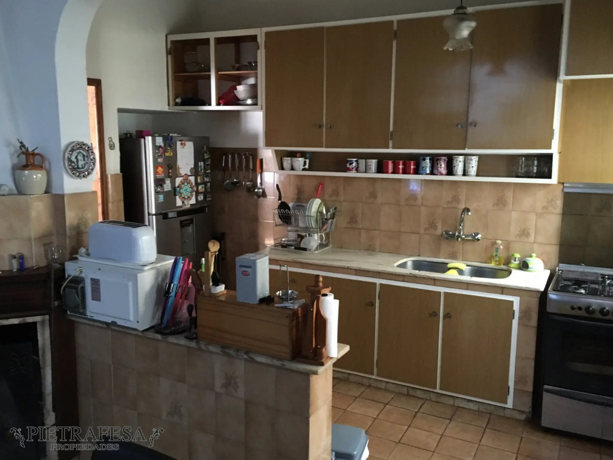 Casa ID.1424 - Casa en venta con renta 4 dormitorios 2 baños con garaje y patio- Av. San Martín - Cerrito