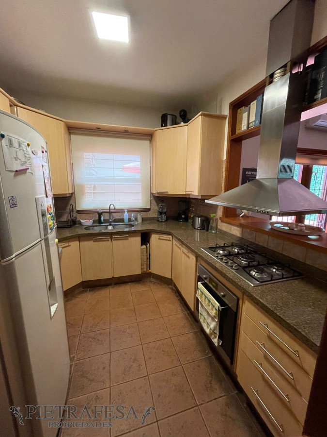 Casa ID.10966 - Casa a la venta, 4 dormitorios, 3 baños, patio, terraza con jacuzzi, garaje 3 autos - Pocitos