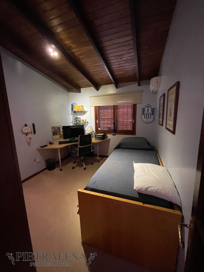 Casa ID.10966 - Casa a la venta, 4 dormitorios, 3 baños, patio, terraza con jacuzzi, garaje 3 autos - Pocitos