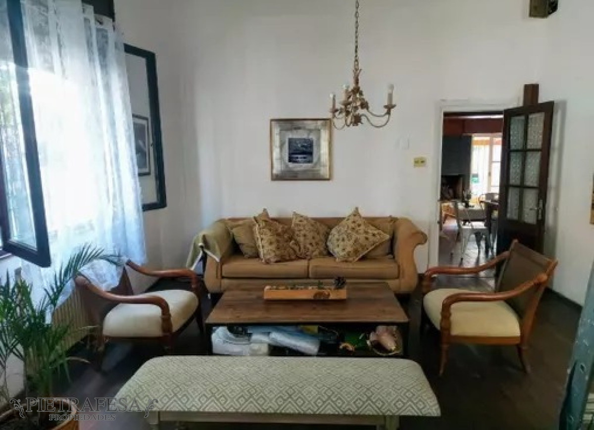 Casa ID.6495 - Casa en venta con renta, 6 dormitorios, 4 baños, fondo, barbacoa y cochera-Camino Castro -Prado