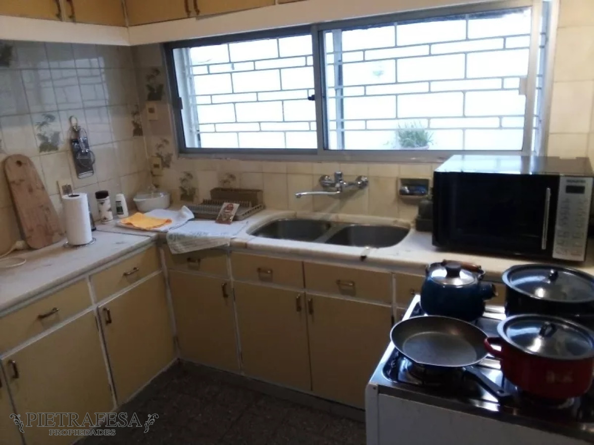 Casa ID.10839 - Casa en alquiler, amoblada, 2 dormitorios, 1 baño, patio, garaje,Punta Gorda.