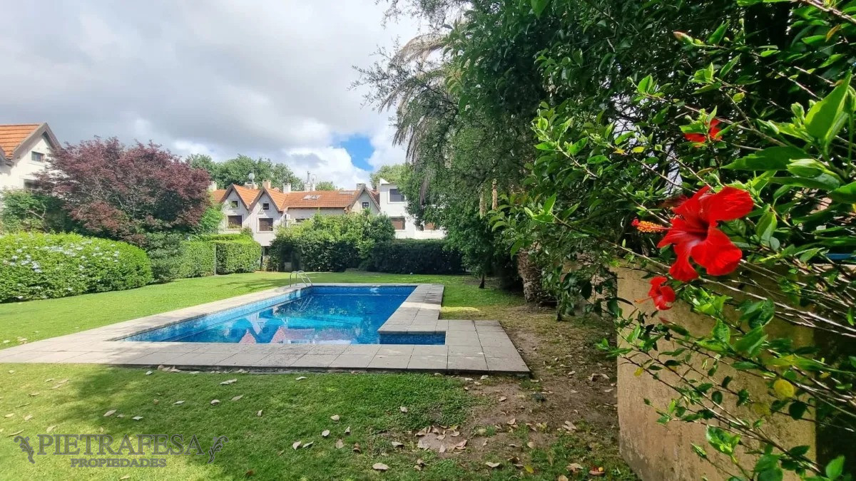 Casa ID.13780 - Casa en venta 3 dormitorios, 3 baños, patio-Carrasco 