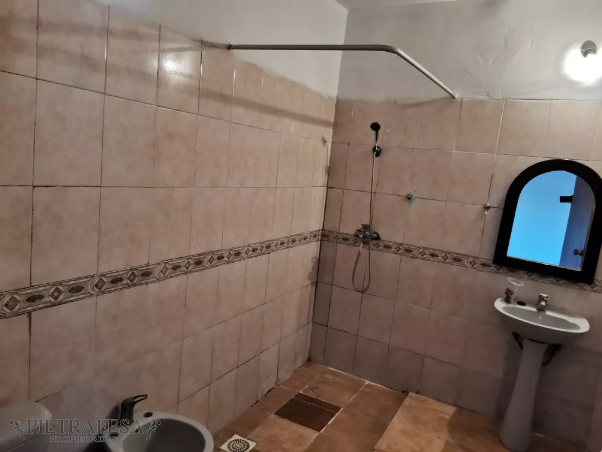 Casa ID.12648 - Casa en alquiler, 2 dorm, 1 baño, jardín al frente, cochera, La Teja.