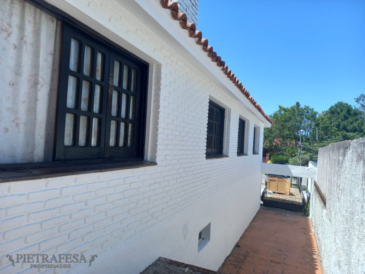 Casa ID.7345 - Casa en venta 4 dormitorios, 3 baños, fondo barbacoa y garaje-Parada 23 -Punta del Este 