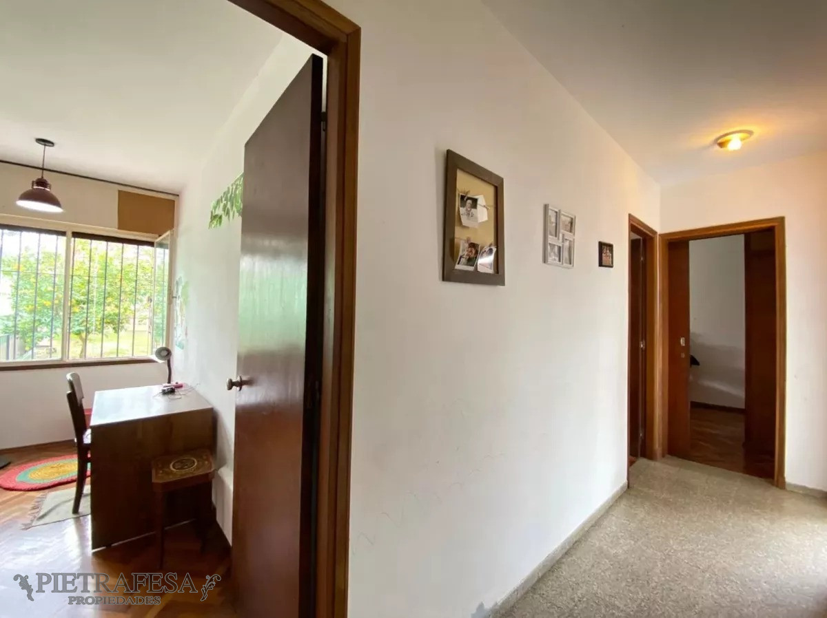 Casa ID.7961 - 2 casas en venta con renta, 4 dormitorios, 3 baños, garaje y fondo- Avenida Cataluña- Parque Batlle