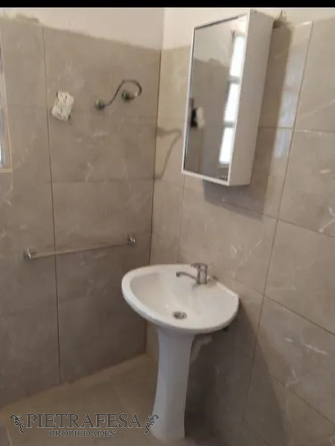 Casa ID.13337 - Casa en alquiler, 3dormitorios, 1baño, patio, cochera. Cerro.