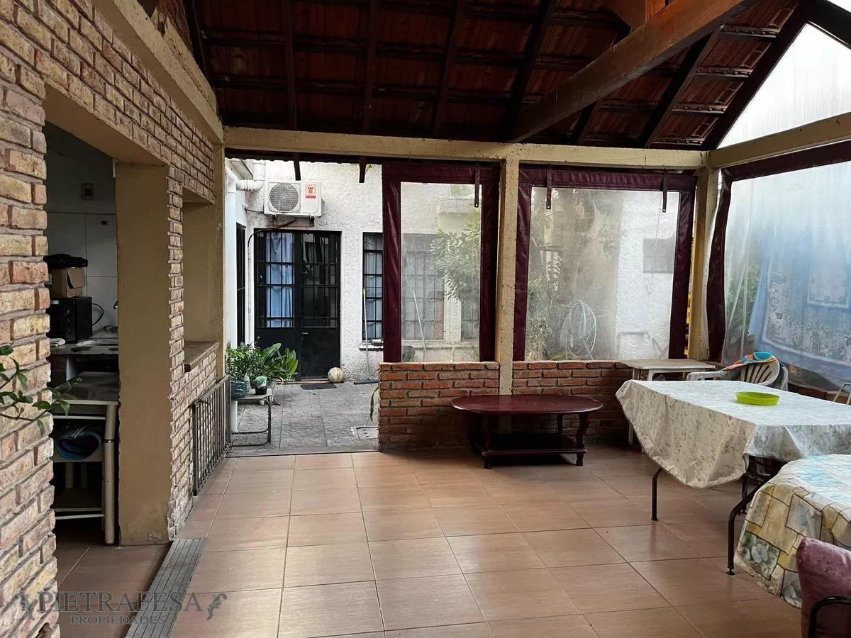 Casa ID.8563 - Casa mas apto en venta, 6 dormitorios, 3 baños, fondo, barbacoa y garaje-Doroteo Enciso - Capurro