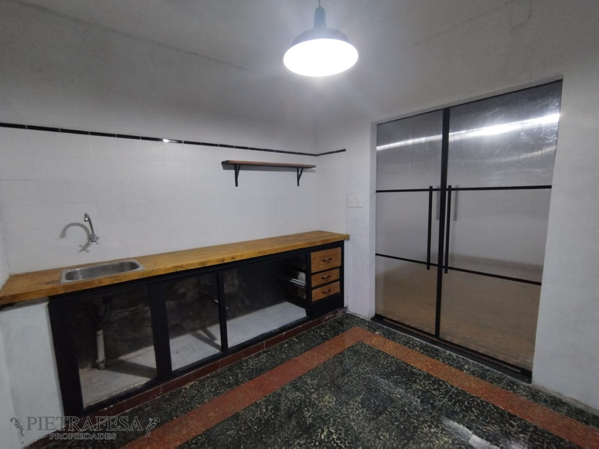 Casa ID.13135 - Casa en venta con renta, 2 dormitorios, patio-Cerro 