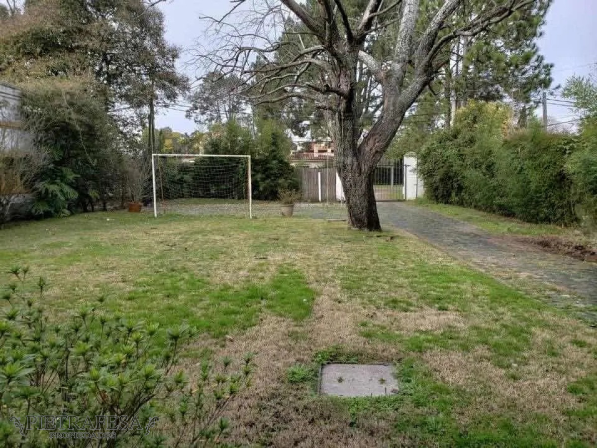Casa ID.4427 - Casa a la venta - 4 dormitorios - 4 baños - jardín - cochera - Horacio Acosta y Lara - Carrasco Norte