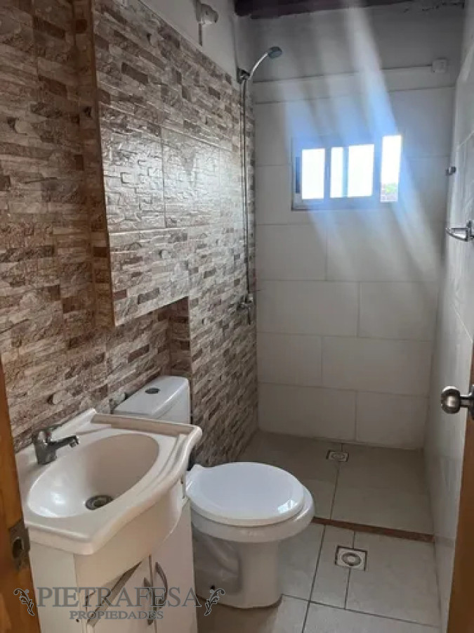 Casa ID.13664 - Casa en alquiler, 1dormitorio, 1baño, patio, cochera. Nuevo Paris.