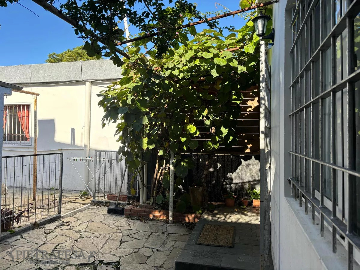 Casa ID.9625 - PH en venta con renta 1 dormitorio, 1 baño, patio y cochera-Malvin Norte 