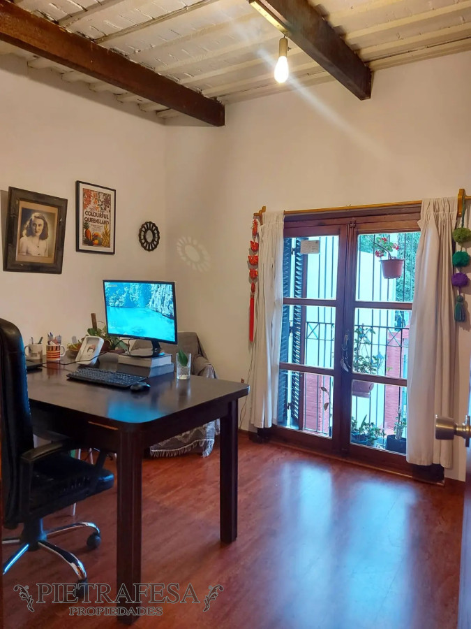 Casa ID.7208 - Casa en venta 5 dormitorios, 3 baños, fondo y cochera- Felix Buxareo-Villa Dolores