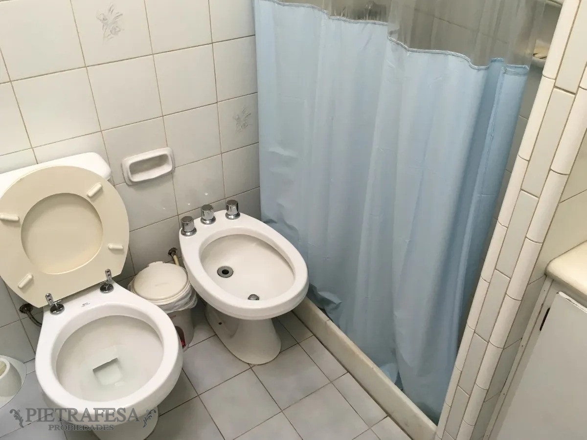 Casa ID.1424 - Casa en venta con renta 4 dormitorios 2 baños con garaje y patio- Av. San Martín - Cerrito