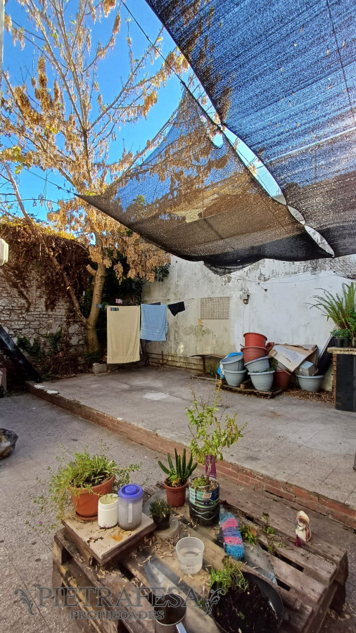 Casa ID.13628 - Casa mas monoambiente en venta 2 dormitorios, 2 baños, patio -Tres Cruces.