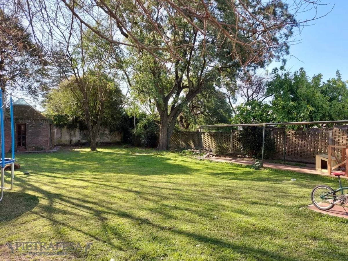 Casa ID.6495 - Casa en venta con renta, 6 dormitorios, 4 baños, fondo, barbacoa y cochera-Camino Castro -Prado