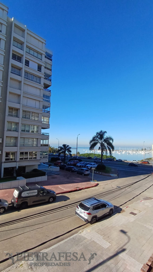 Casa ID.13690 - Casa en alquiler, 3dormitorios, 3baños, garaje, terraza. Puerto del Buceo.