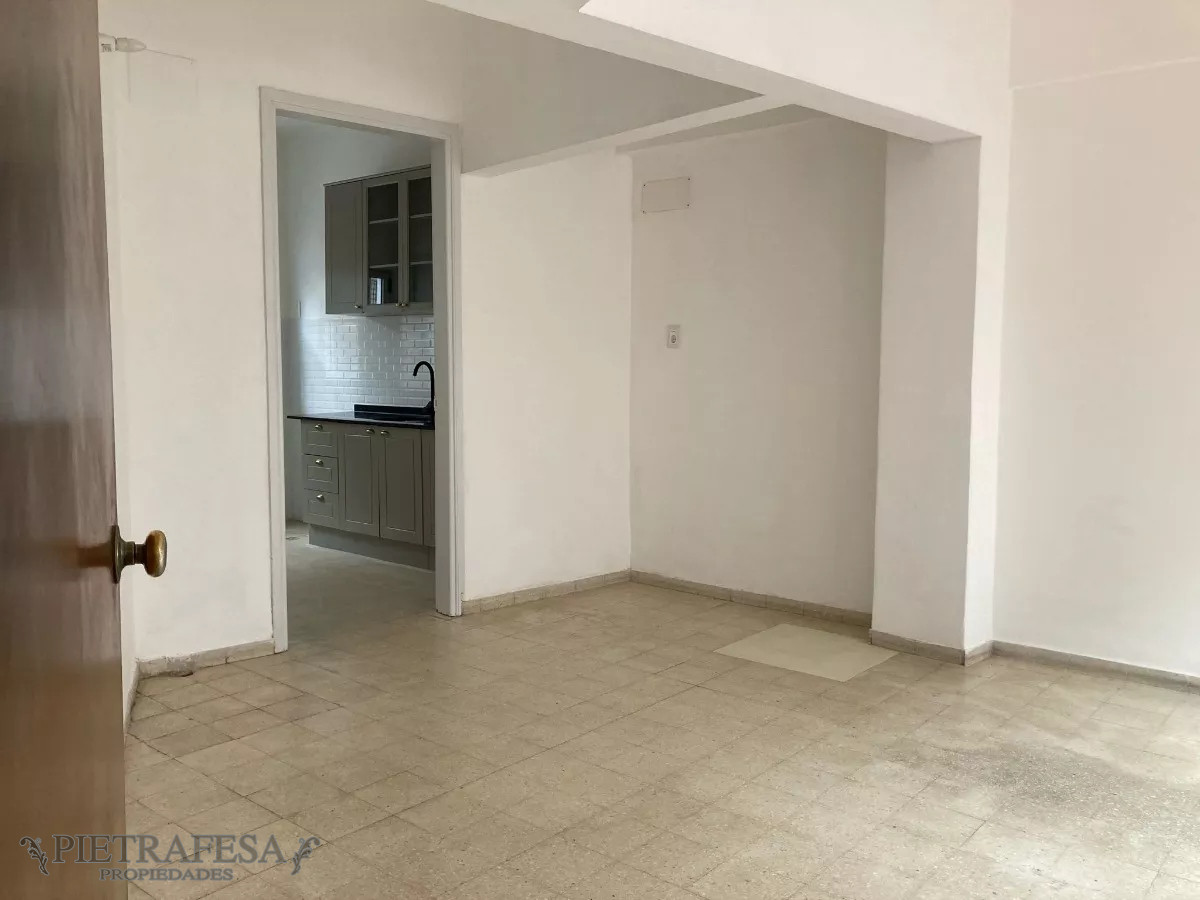 Casa ID.8807 - Casa de altos en venta, 3 dormitorios, 2 baños, terraza, patio con parrillero, Vazquez, Cordón.