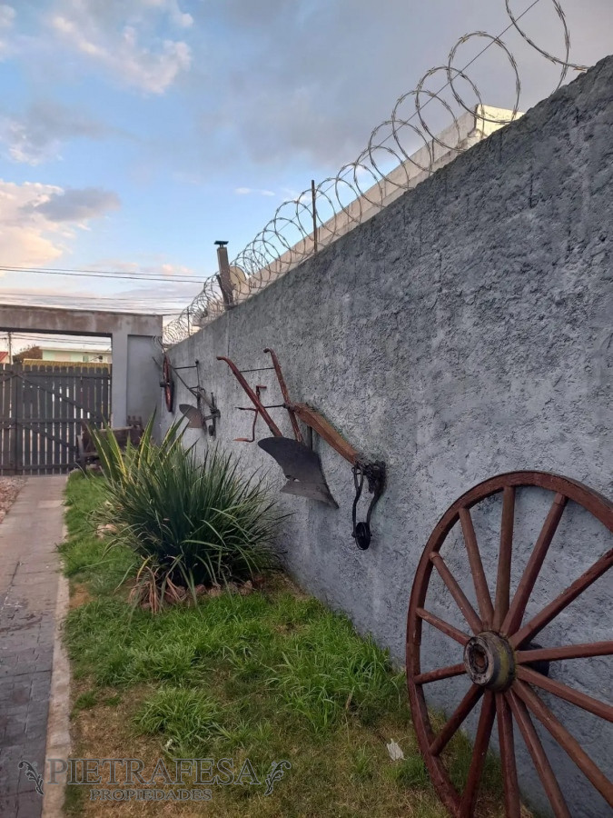 Casa ID.7331 - Casa en venta 4 dormitorios, 2 baños, fondo con barbacoa y galpón-Benito Riquet-La Teja