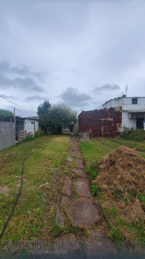 Casa ID.13842 - Oportunidad! 2 casas en venta con amplio terreno y galpón-Hipódromo