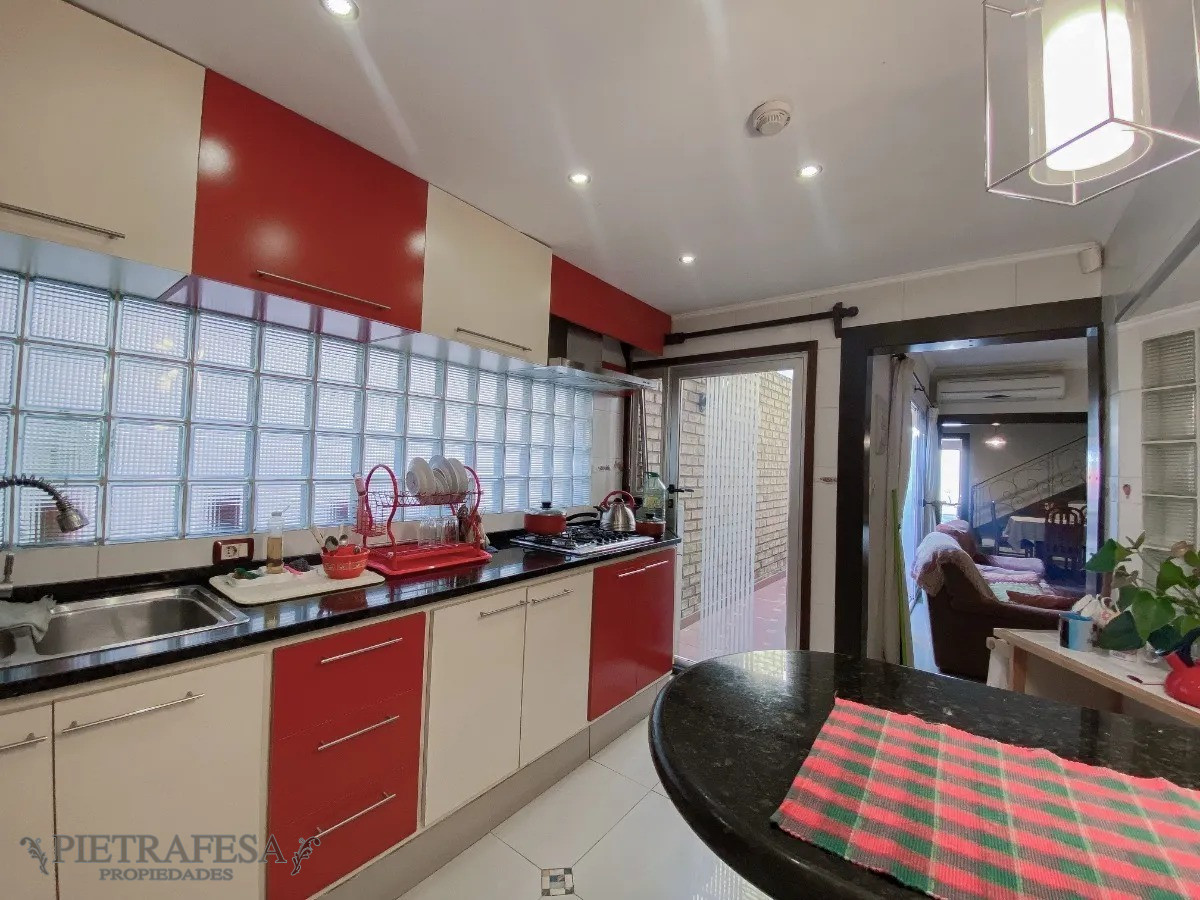 Casa ID.4806 - Casa en venta 3 dormitorios, 2 baños, patio, barbacoa y garaje- Calle Doctor Arturo Lezama- Aguada