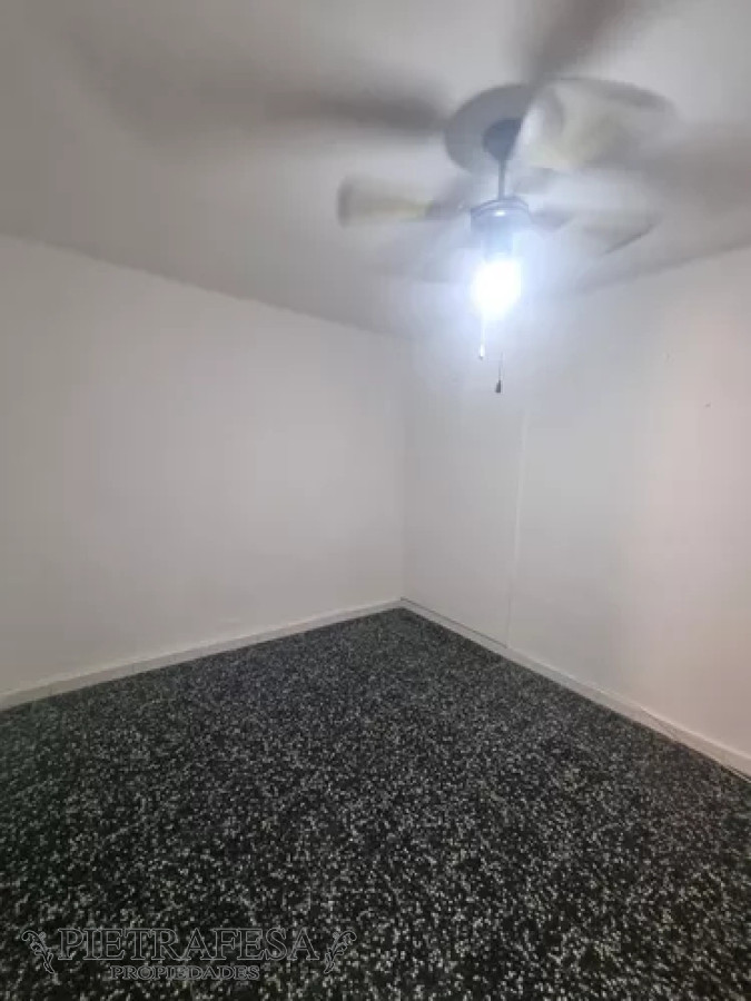 Casa ID.13118 - Casa en alquiler, 3dormitorios, 1baño, patio. Tres Cruces.