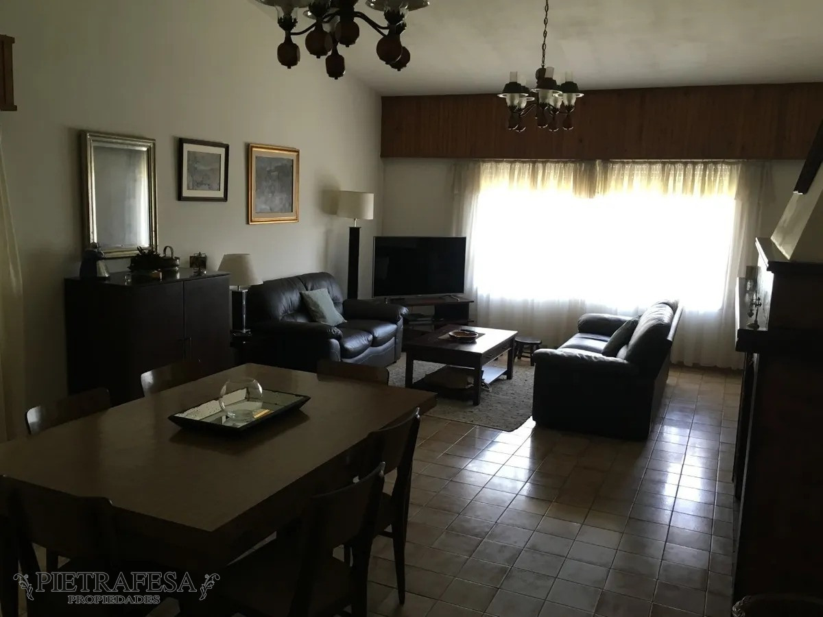 Casa ID.1424 - Casa en venta con renta 4 dormitorios 2 baños con garaje y patio- Av. San Martín - Cerrito