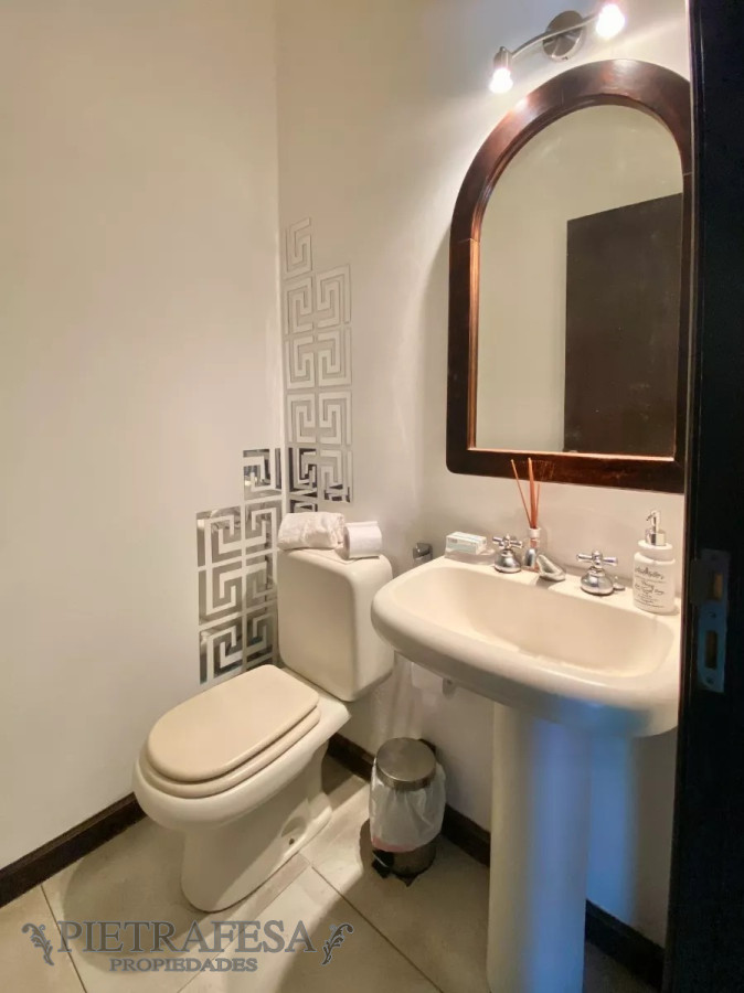 Casa ID.6238 - Casa en venta 3 dormitorios, 3 baños, fondo con barbacoa, piscina y garaje-Lancasteriana-Carrasco Norte