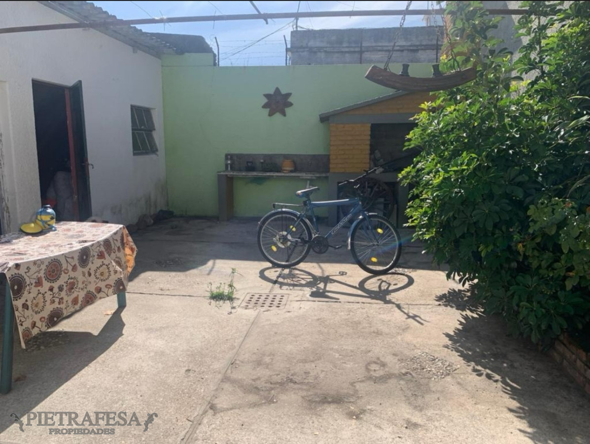 Casa ID.9588 - Casa en venta con renta,3 dormitorios,patio,cochera-Bolivar