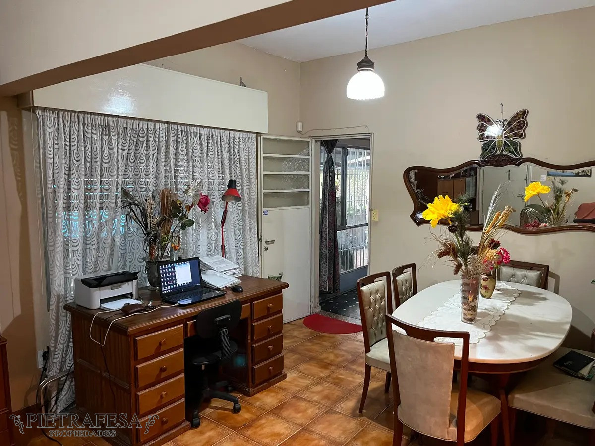 Casa ID.7555 - Casa mas apto en venta 4 dormitorios, 3 baños, fondo y garaje-Víctor Raúl Haya de la Torre-Malvin 