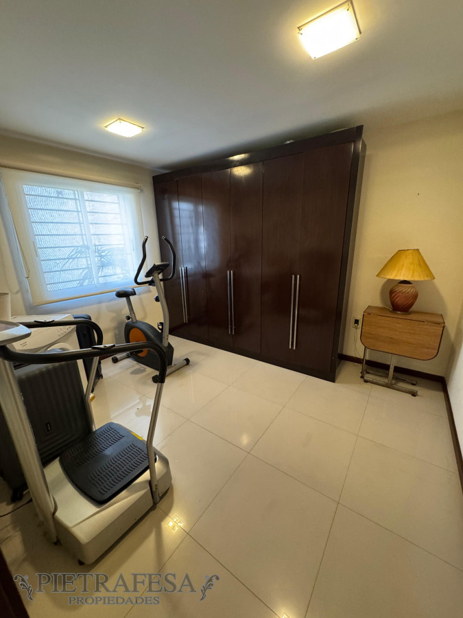 Casa ID.12278 - Gran casa en venta 6 dormitorios, 4 baños, piscina-Punta Gorda