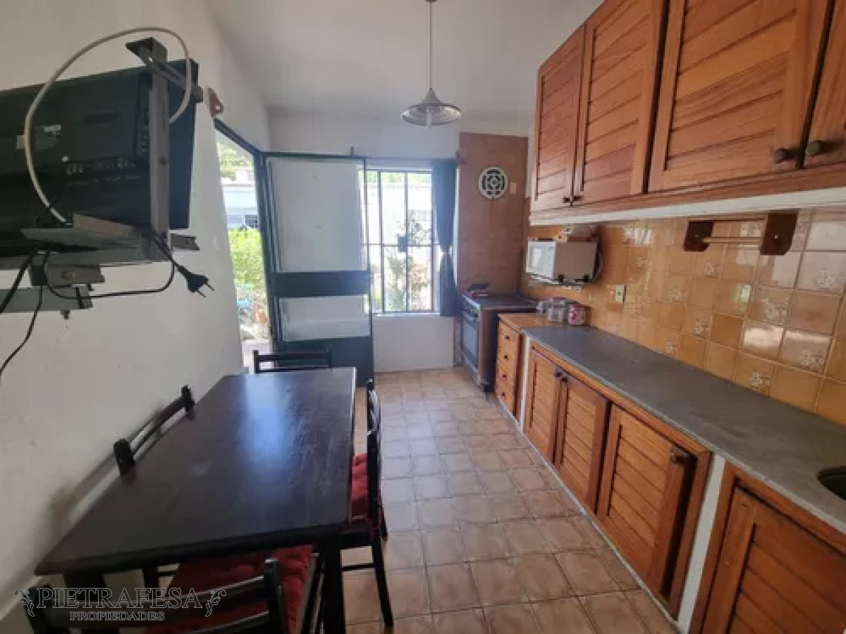 Casa ID.13118 - Casa en alquiler, 3dormitorios, 1baño, patio. Tres Cruces.