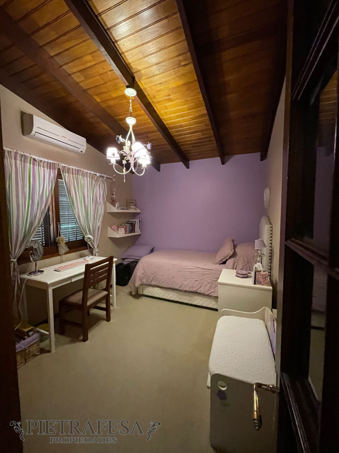 Casa ID.10966 - Casa a la venta, 4 dormitorios, 3 baños, patio, terraza con jacuzzi, garaje 3 autos - Pocitos