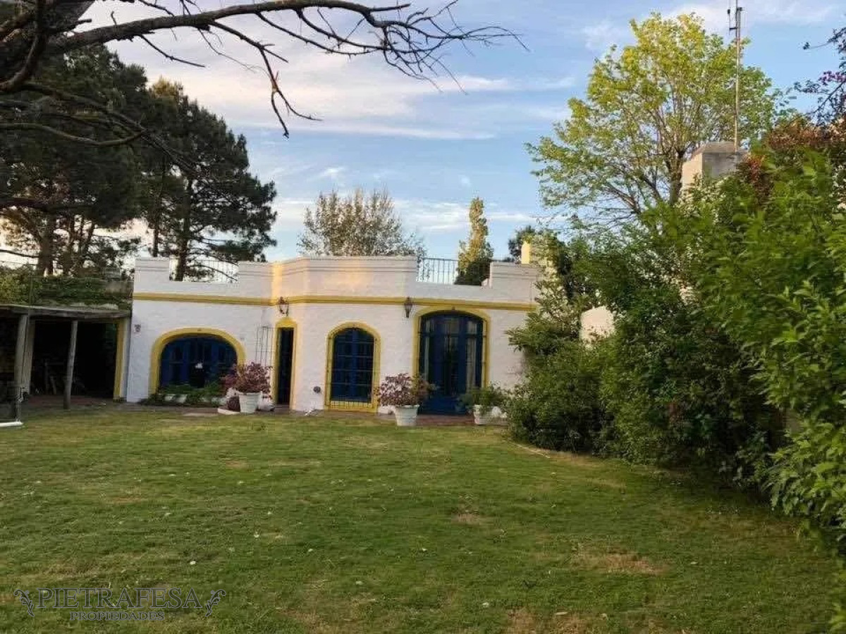 Casa ID.4427 - Casa a la venta - 4 dormitorios - 4 baños - jardín - cochera - Horacio Acosta y Lara - Carrasco Norte