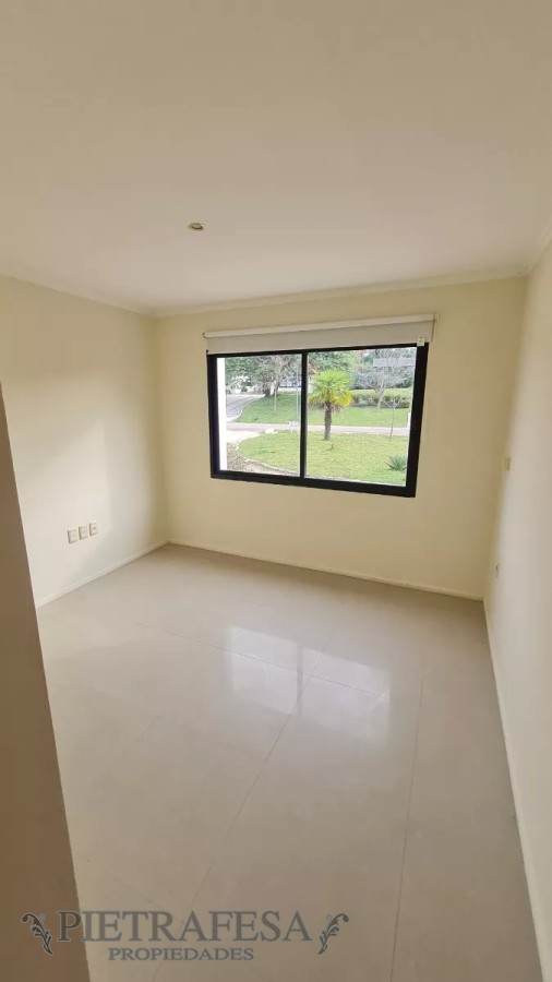 Casa ID.10442 - Casa en venta, 6 dormitorios, 5 baños, patio con parrillero, garaje. Barrio privado Carmel