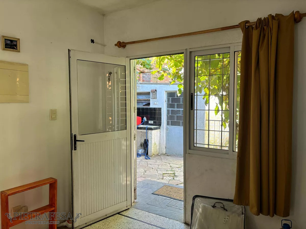 Casa ID.9625 - PH en venta con renta 1 dormitorio, 1 baño, patio y cochera-Malvin Norte 