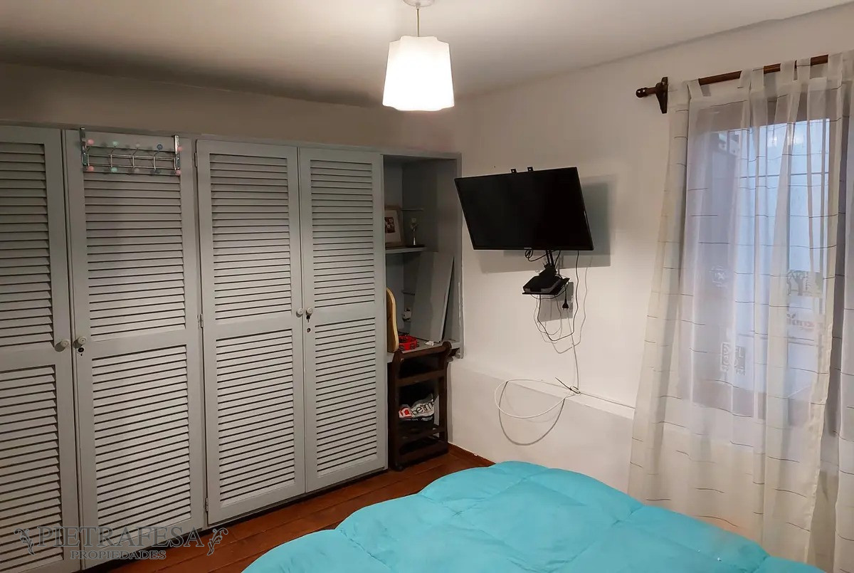 Casa ID.7208 - Casa en venta 5 dormitorios, 3 baños, fondo y cochera- Felix Buxareo-Villa Dolores