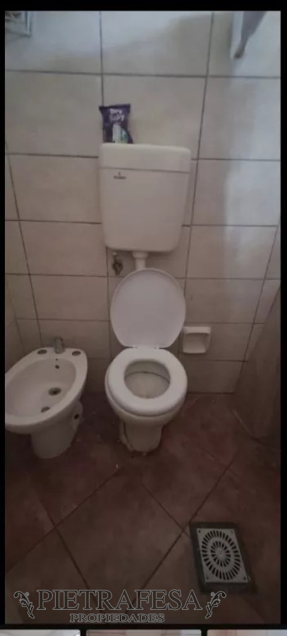 Casa ID.8864 - Casa en venta con renta 2 dormitorios, 1 baño y cochera-Villa Española