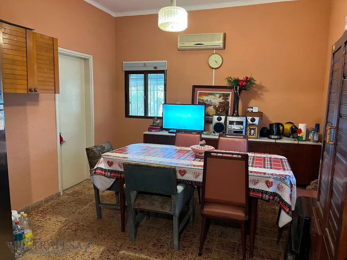 Casa ID.7555 - Casa mas apto en venta 4 dormitorios, 3 baños, fondo y garaje-Víctor Raúl Haya de la Torre-Malvin 
