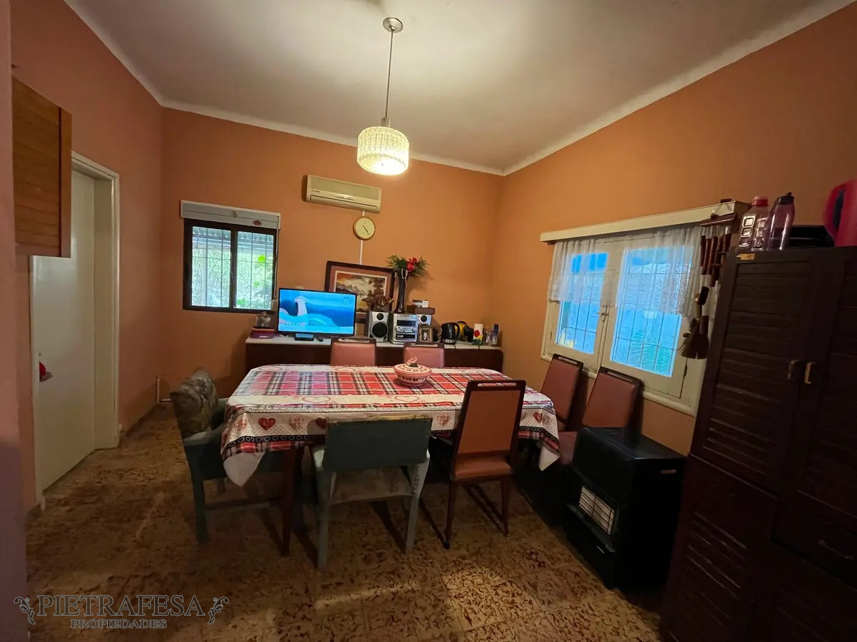Casa ID.7555 - Casa mas apto en venta 4 dormitorios, 3 baños, fondo y garaje-Víctor Raúl Haya de la Torre-Malvin 