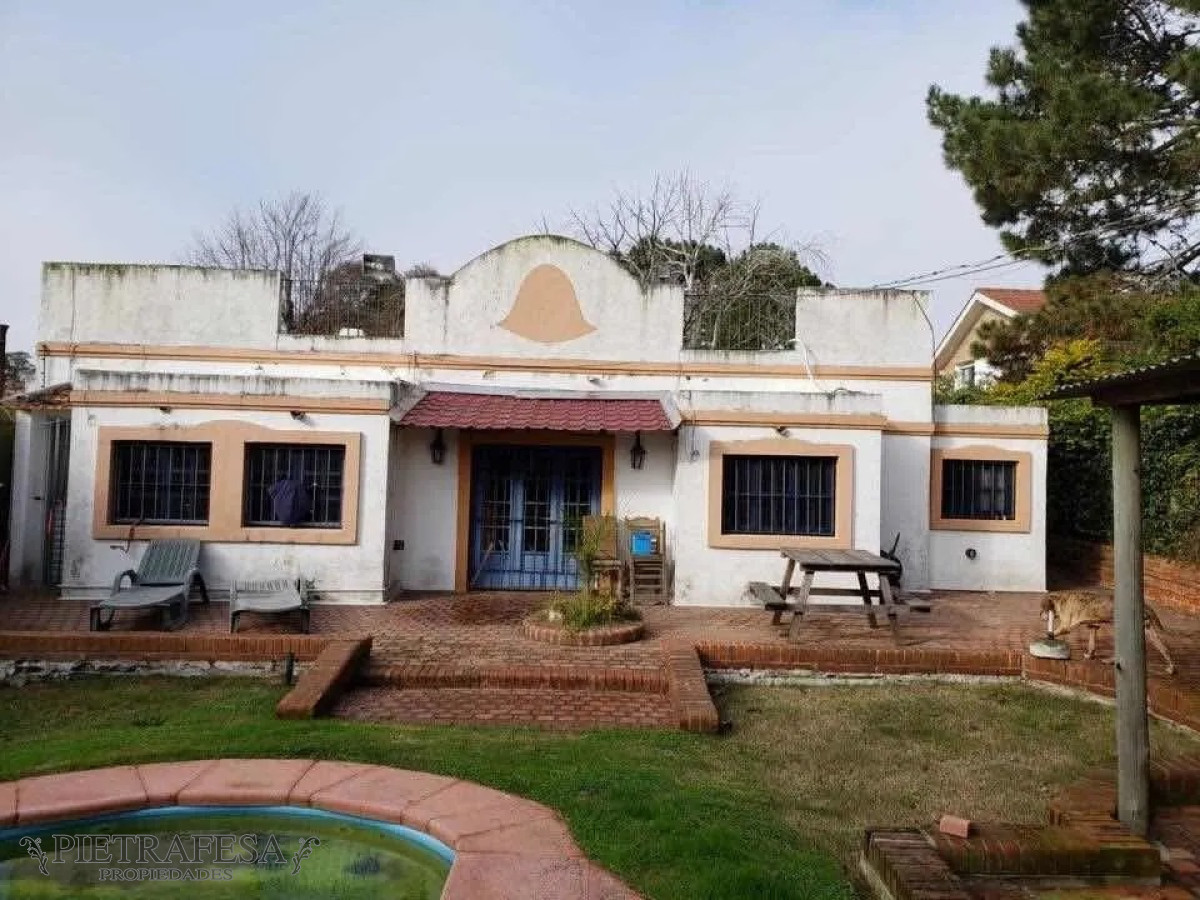 Casa ID.4427 - Casa a la venta - 4 dormitorios - 4 baños - jardín - cochera - Horacio Acosta y Lara - Carrasco Norte