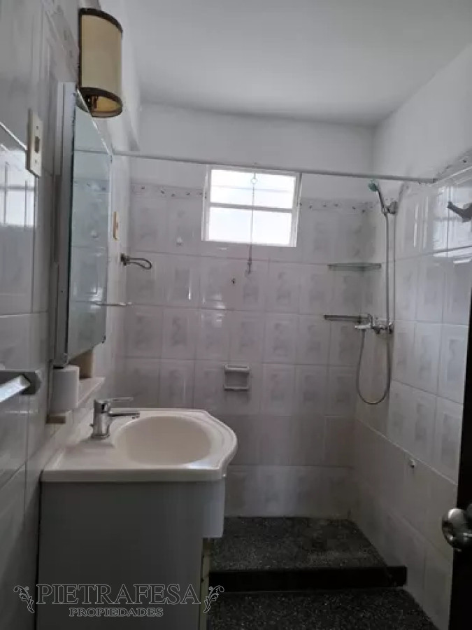 Casa ID.13054 - Casa en alquiler, 3dormitorios, 1baño, patio. Jardines del Hipódromo. 