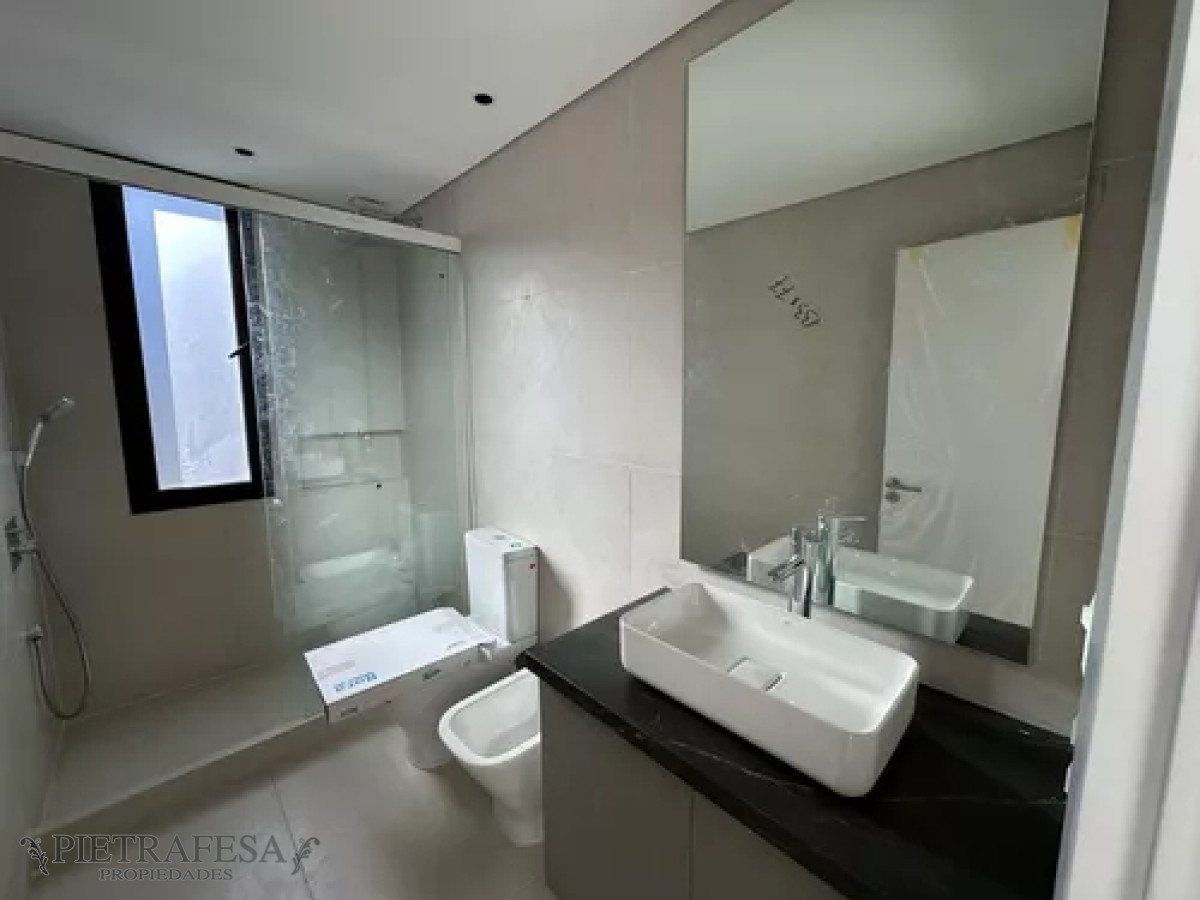 Casa ID.13083 - Casa en alquiler, 3dormitorios, 3baños, patio, cochera. Barrio Jardines II.