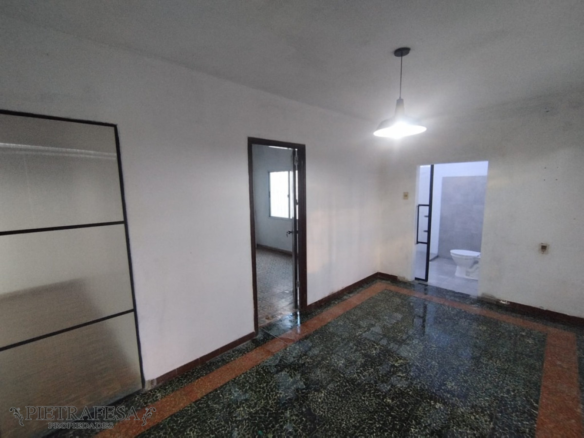 Casa ID.13135 - Casa en venta con renta, 2 dormitorios, patio-Cerro 
