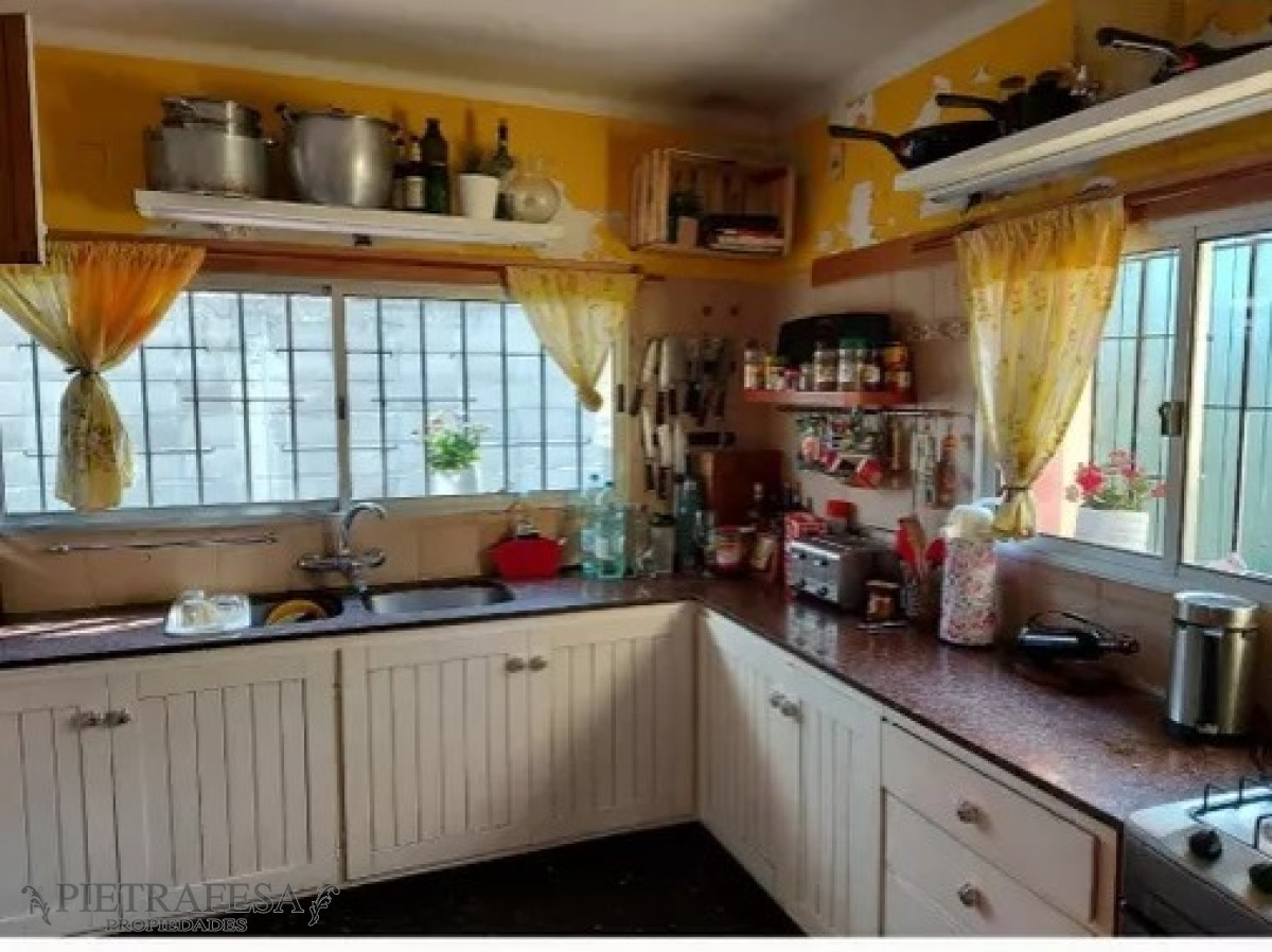 Casa ID.6495 - Casa en venta con renta, 6 dormitorios, 4 baños, fondo, barbacoa y cochera-Camino Castro -Prado