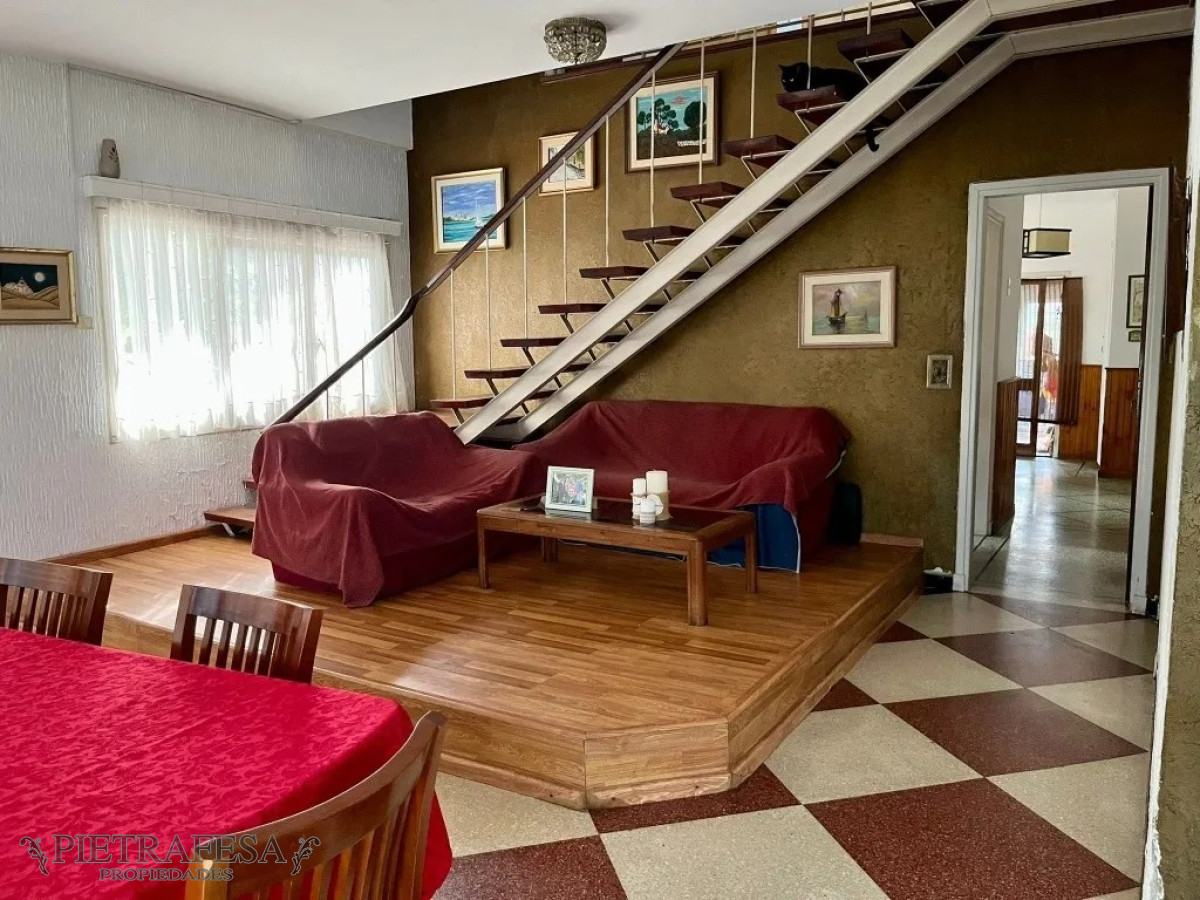 Casa ID.3461 - Casa en venta 5 dormitorios, 2 baños, barbacoa, jardín y garaje- Emancipación -Prado