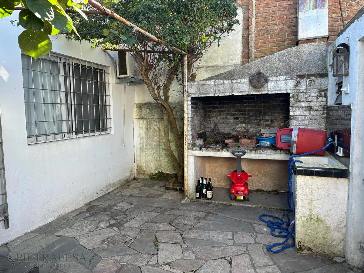 Casa ID.9625 - PH en venta con renta 1 dormitorio, 1 baño, patio y cochera-Malvin Norte 