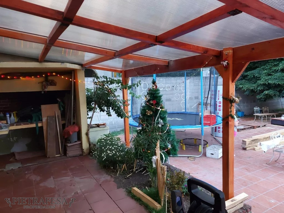 Casa ID.6495 - Casa en venta con renta, 6 dormitorios, 4 baños, fondo, barbacoa y cochera-Camino Castro -Prado