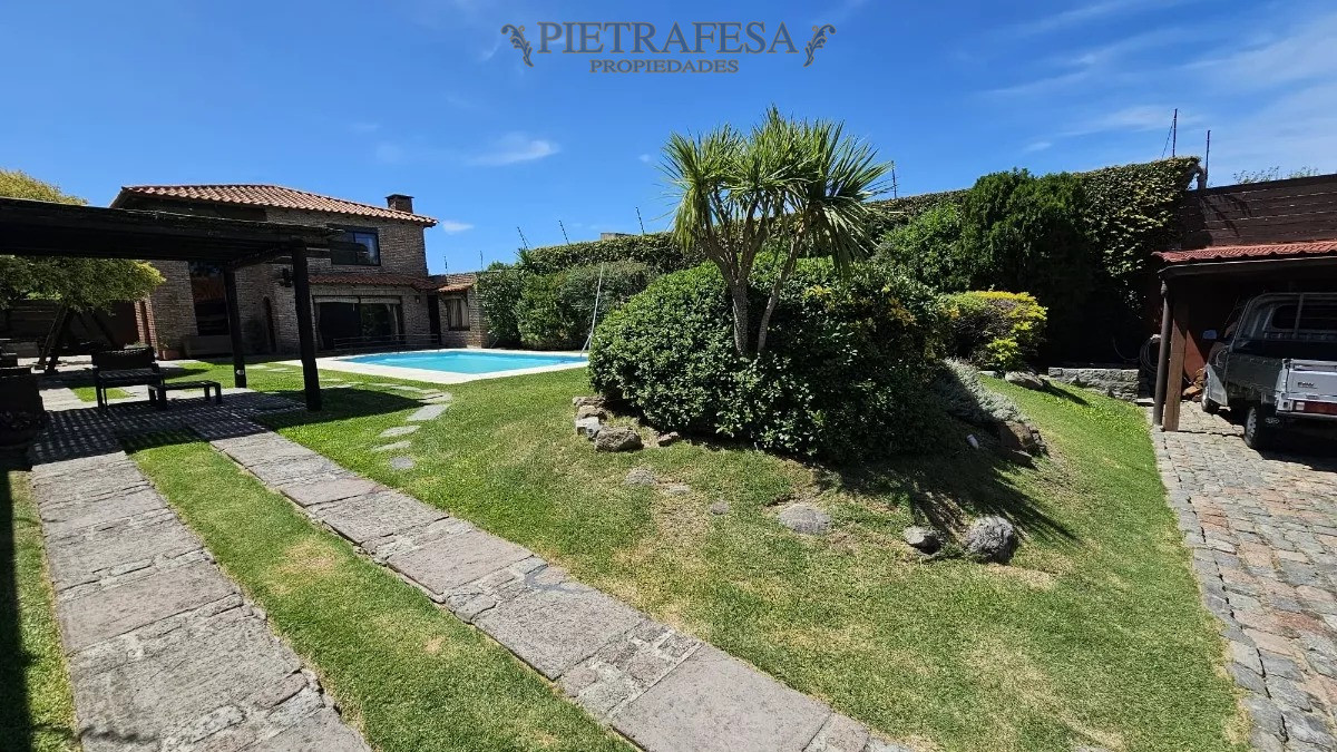 Casa ID.12647 - 2 Casas en venta,5 dormitorios, piscina, garaje-Malvin 