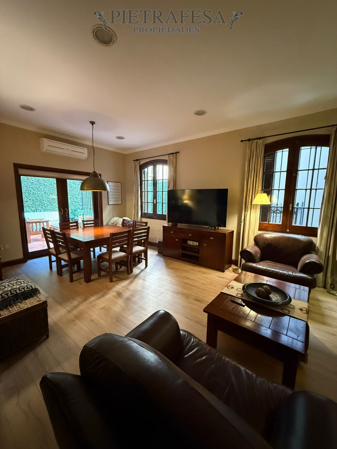 Casa ID.10966 - Casa a la venta, 4 dormitorios, 3 baños, patio, terraza con jacuzzi, garaje 3 autos - Pocitos