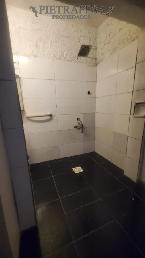 Casa ID.13609 - Casa en venta con renta 4 dormitorios, 1 baño, patio-Aguada